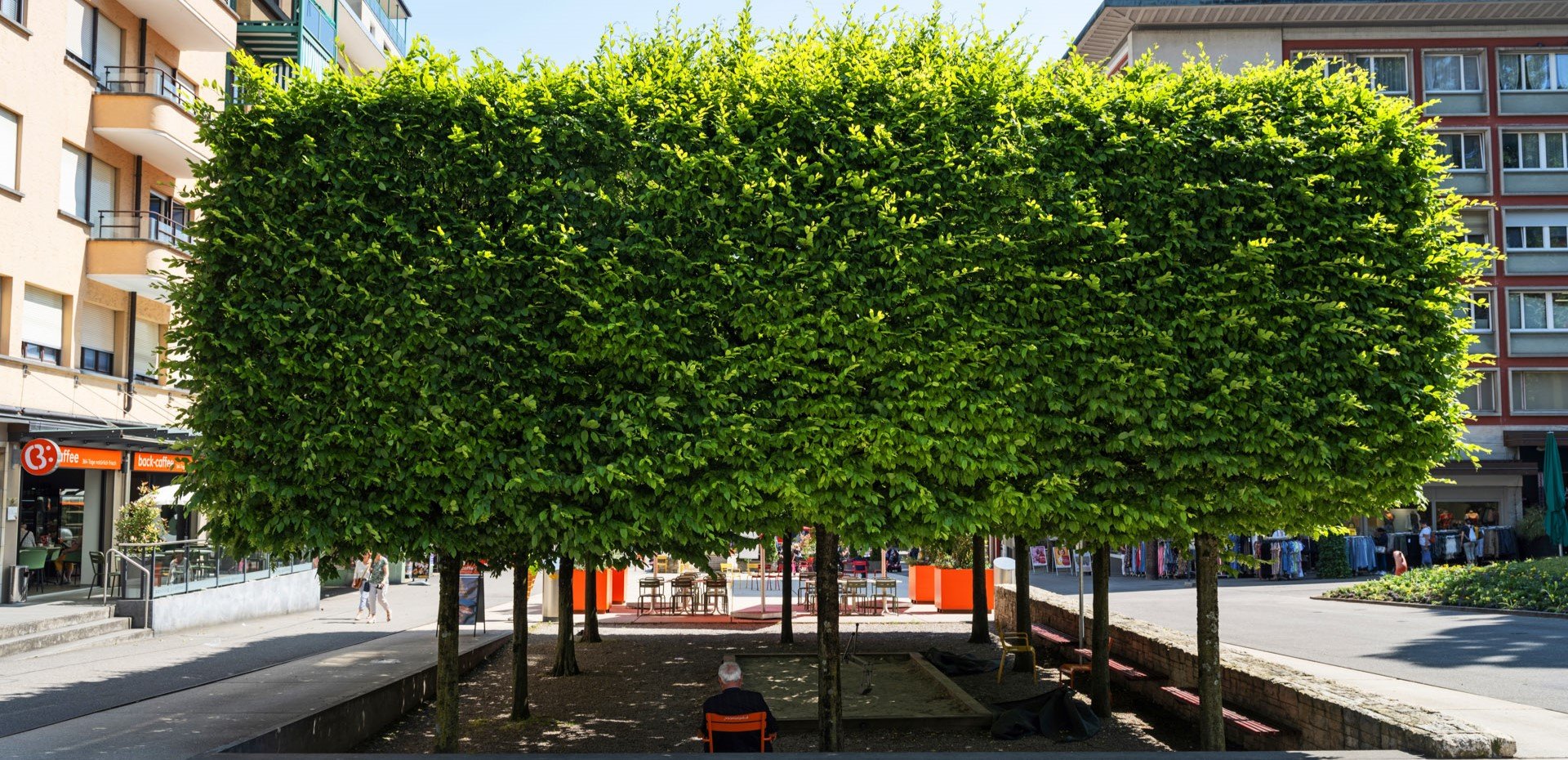 Marktplatz in Grenchen, überdacht mit Bäumen