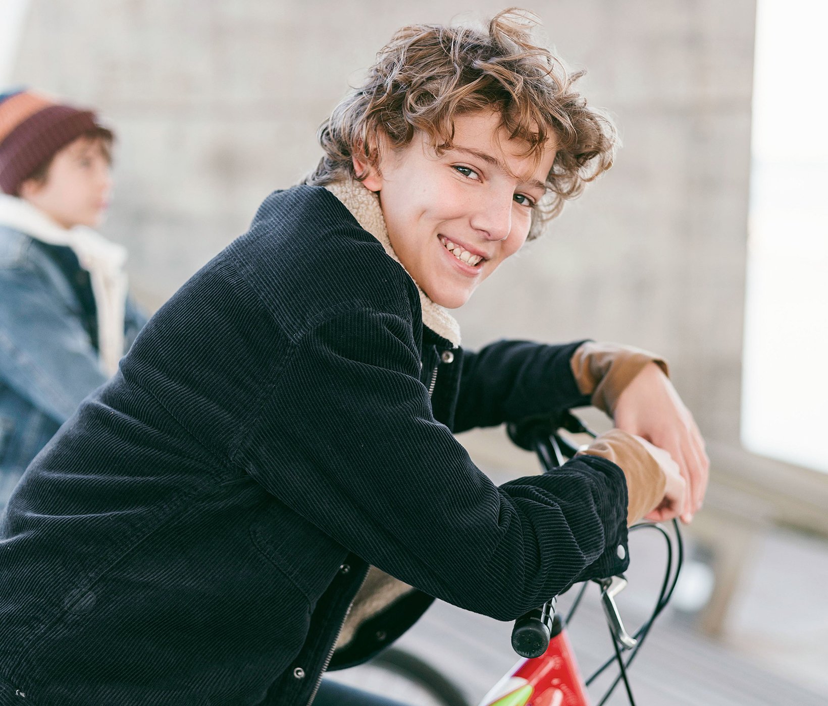 b-young-keyvisual-junge-auf-dem-velo-p-1640x1400